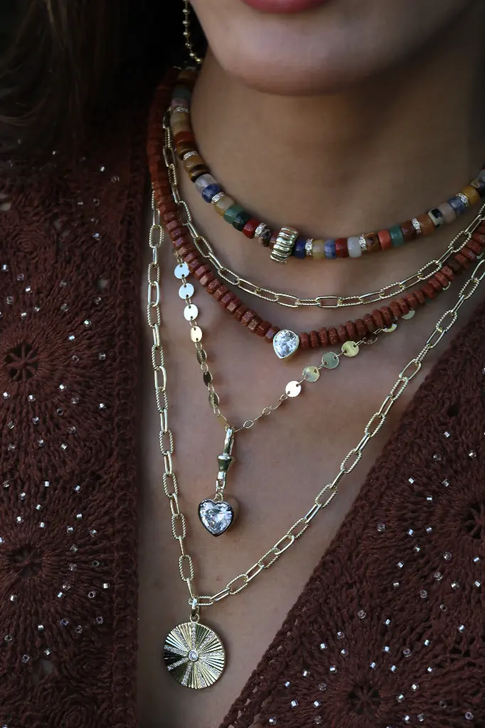 glow in everytone neckalce model image.webp