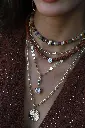 glow in everytone neckalce model image.webp