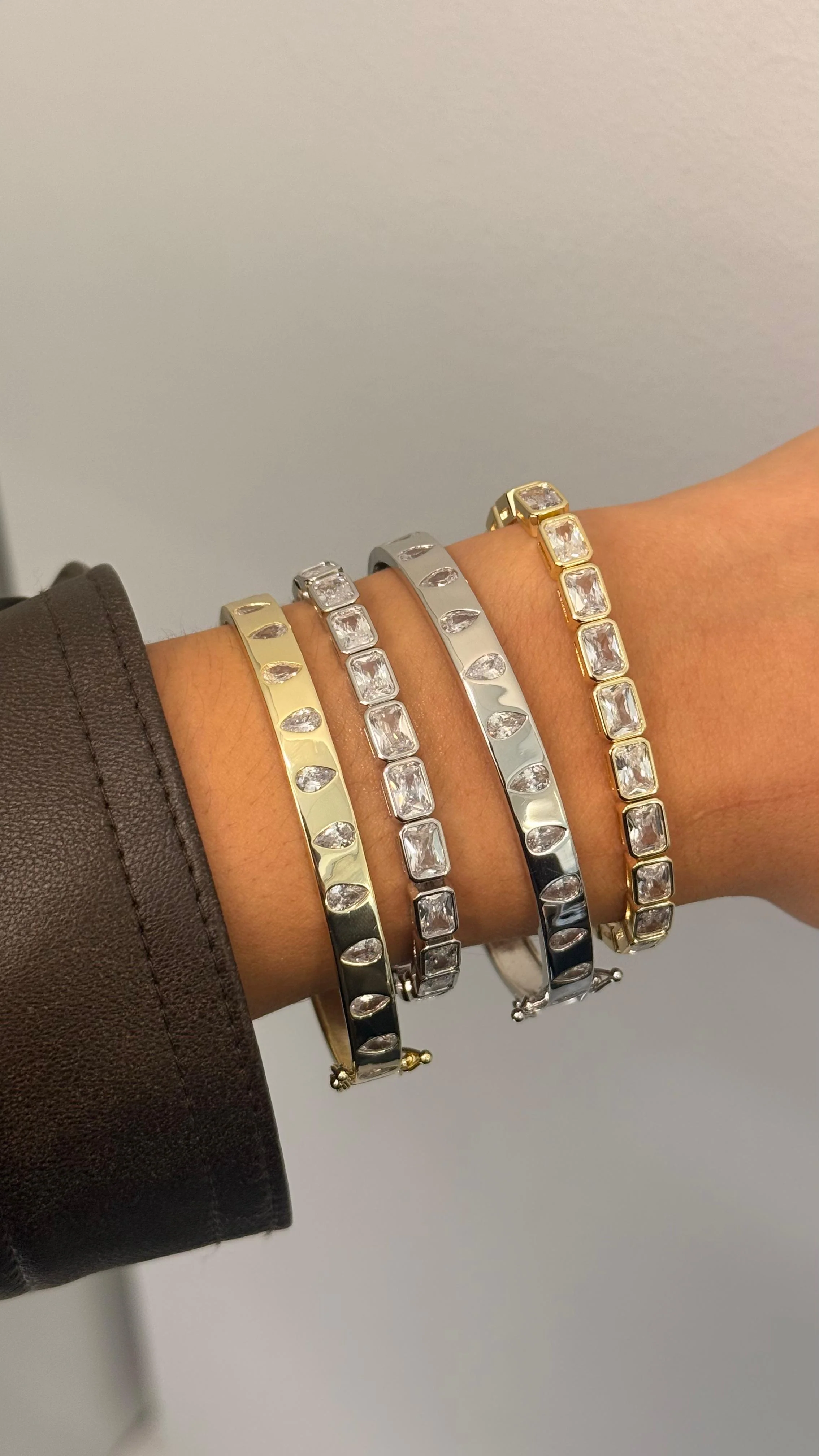 classic glow bracelet model imagfe.webp